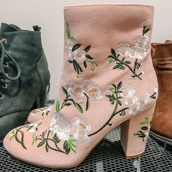 *SOLD on MP* pink floral faux suede ankle boots - Picture 1 of 5